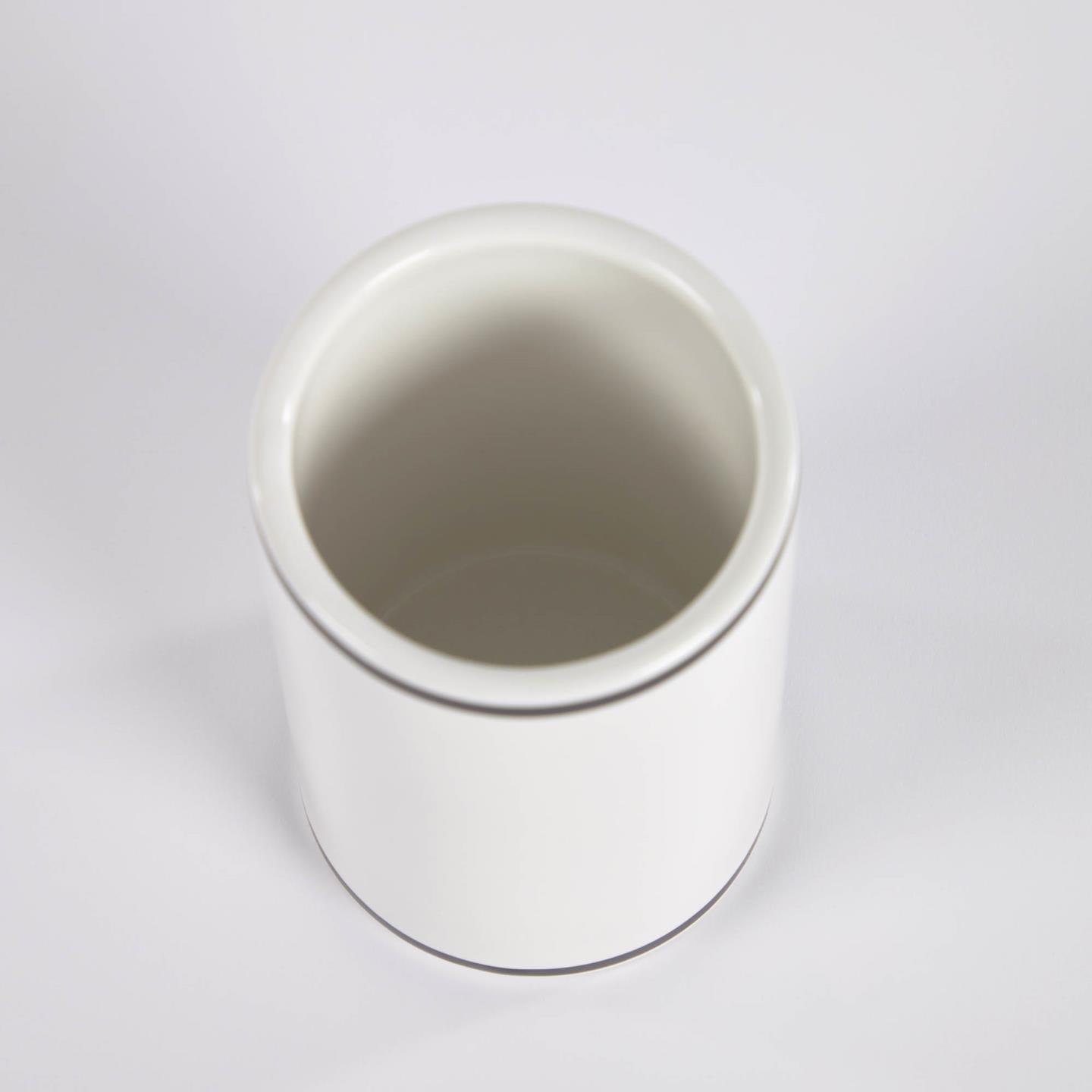 Белый керамический стакан для зубных щеток Arminda с черной деталью